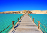 Freuen Sie sich auf eine Bootsfahrt zur Insel Orange Island, wo Sie ein weißer Sandstrand vor türkisfarbenem Meer erwartet.
