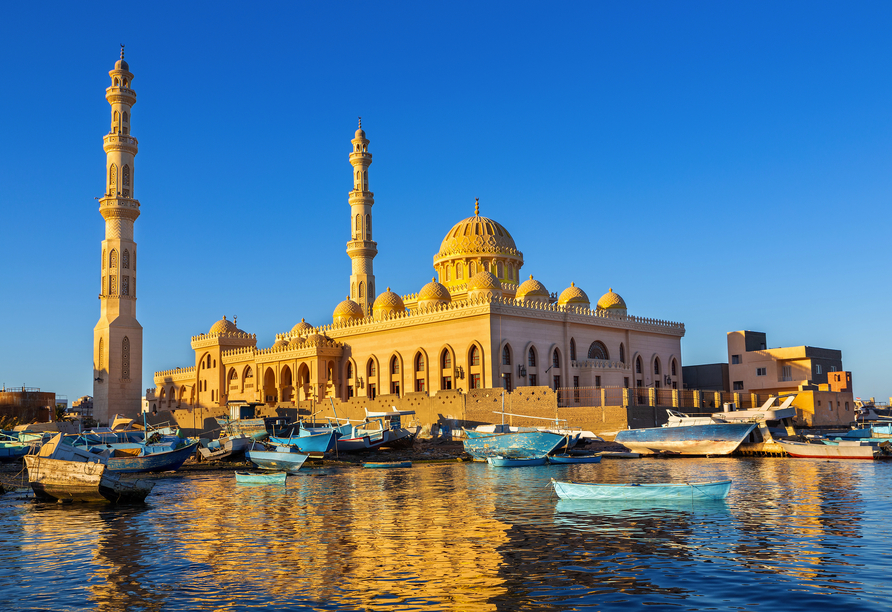 Sie besuchen die Moschee in Hurghada, die das Wahrzeichen der Stadt ist.