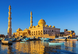 Sie besuchen die Moschee in Hurghada, die das Wahrzeichen der Stadt ist.