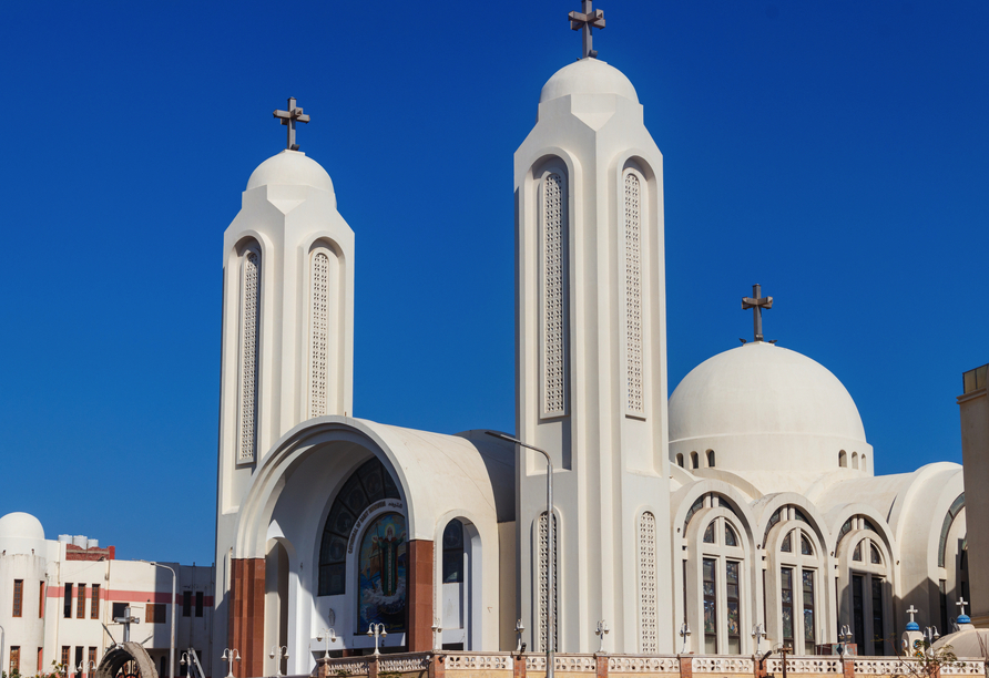 Sie besuchen die orthodoxe Kirche, die die größte christliche Kirche in Hurghada ist.