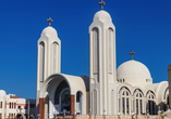 Sie besuchen die orthodoxe Kirche, die die größte christliche Kirche in Hurghada ist.