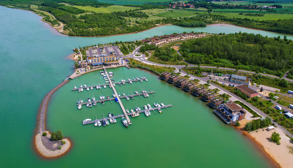 Das Ferienresort befindet sich in traumhafter Lage direkt am Störmthaler See mit schönem Sandstrand.