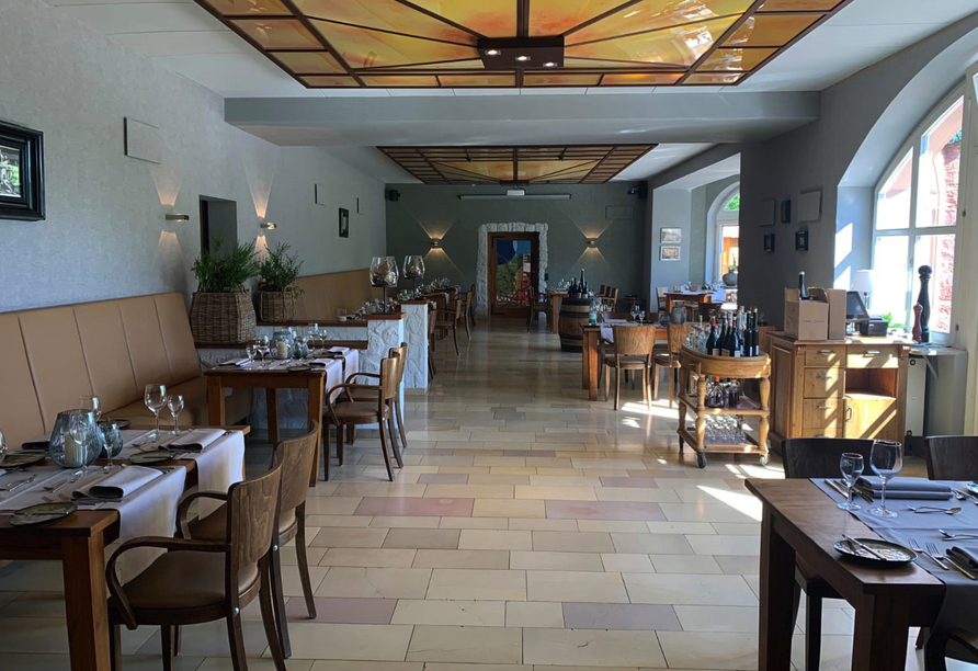 Köstlich Speisen in gemütlicher Atmosphäre werden Ihnen im Restaurant serviert.