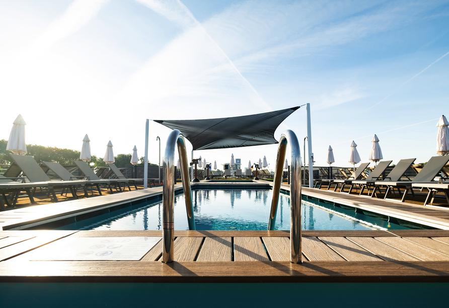 Der großzügige Pool auf dem Sonnendeck lädt zum Entspannen ein.