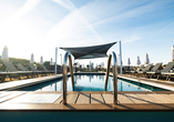 Der großzügige Pool auf dem Sonnendeck lädt zum Entspannen ein.
