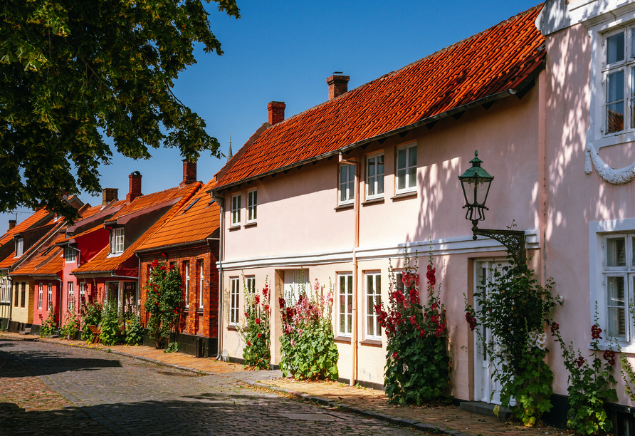 Schlendern Sie durch die malerischen Gässchen und freuen Sie sich auf die entspannte Atmosphäre der Ostseeinsel Bornholm.