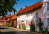 Schlendern Sie durch die malerischen Gässchen und freuen Sie sich auf die entspannte Atmosphäre der Ostseeinsel Bornholm.