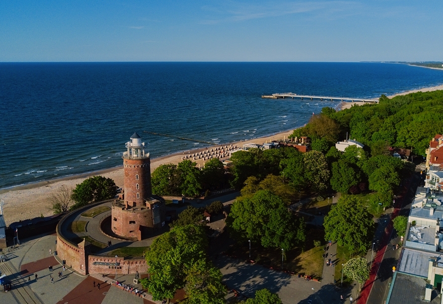 Besuchen Sie die nahe gelegene Kurstadt Kolberg mit dem ikonischen Leuchtturm.