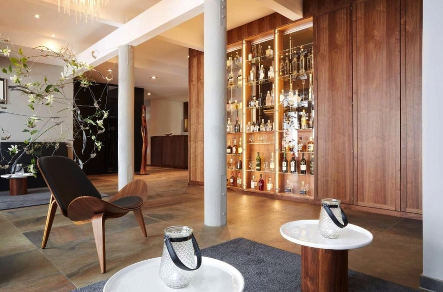 Lassen Sie sich an der Bar mit erlesenen Getränken verwöhnen.