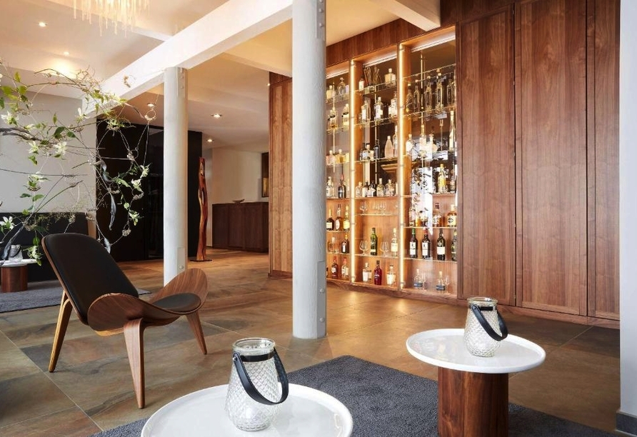 Lassen Sie sich an der Bar mit erlesenen Getränken verwöhnen.