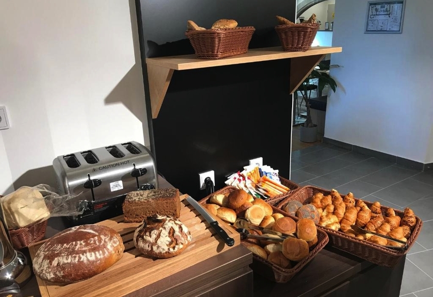 Frische Brötchen und frisches Brot warten bereits auf Sie!
