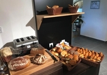 Frische Brötchen und frisches Brot warten bereits auf Sie!
