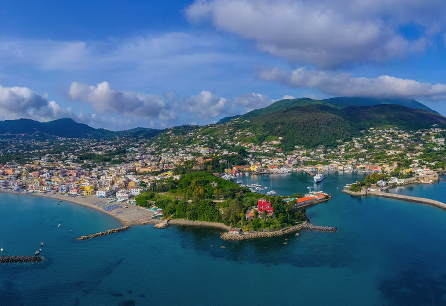 Die Stadt Ischia mit ihrem Stadtteil Ischia Porto wird Sie mit ihrer Schönheit im Nu verzaubern.