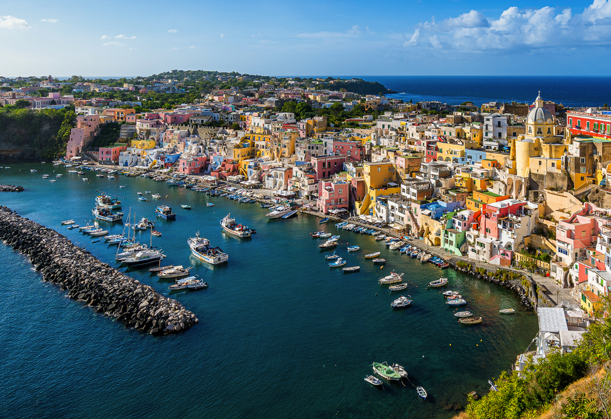 Sie fahren nach Procida, das für seine bunten Häuserfassaden bekannt und ein wunderbares Postkartenmotiv ist.