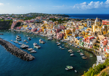 Sie fahren nach Procida, das für seine bunten Häuserfassaden bekannt und ein wunderbares Postkartenmotiv ist.