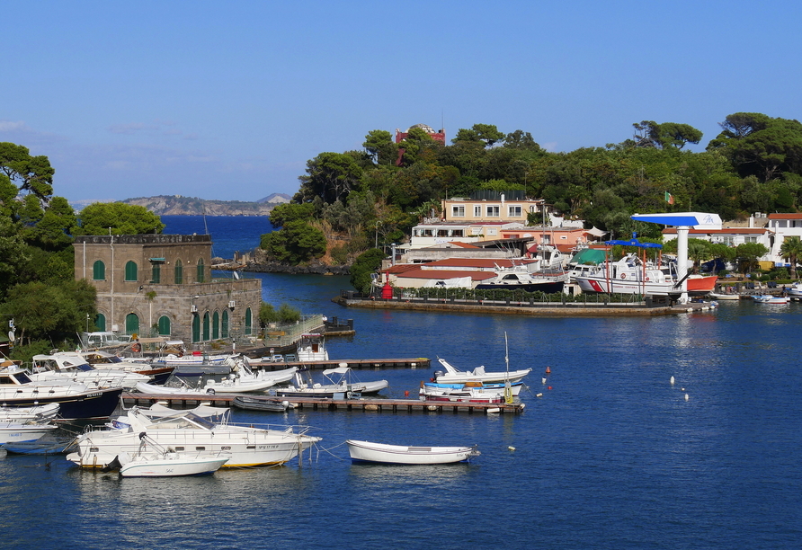 Im Hafen von Ischia liegen Yachten und Boote verträumt vor Anker.