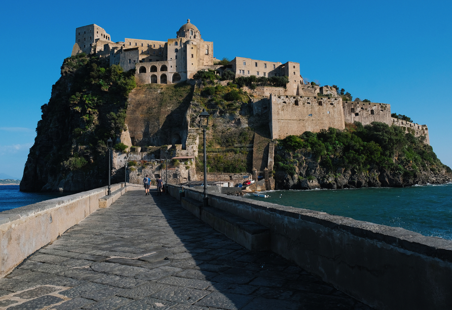 Ein Besuch der Festung Castello Aragonese bietet sich in Ihrer freien Zeit an und lohnt sich in jedem Fall.