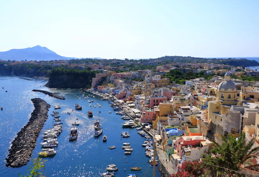 Per Schiff erreichen Sie Ischias Nachbarinsel Procida, das Sie mit seinem idyllischen Hafen und Fischerhäuschen begrüßt.