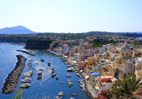 Per Schiff erreichen Sie Ischias Nachbarinsel Procida, das Sie mit seinem idyllischen Hafen und Fischerhäuschen begrüßt.