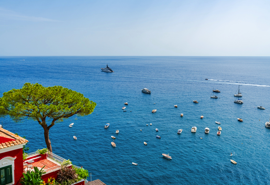 Genießen Sie einen traumhaften Blick auf das Mittelmeer von Positano aus.