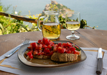 Lassen Sie sich italienische Delikatessen wie Bruschetta und ein Glas Wein auch, aber nicht nur bei Ihrem Ausflug 