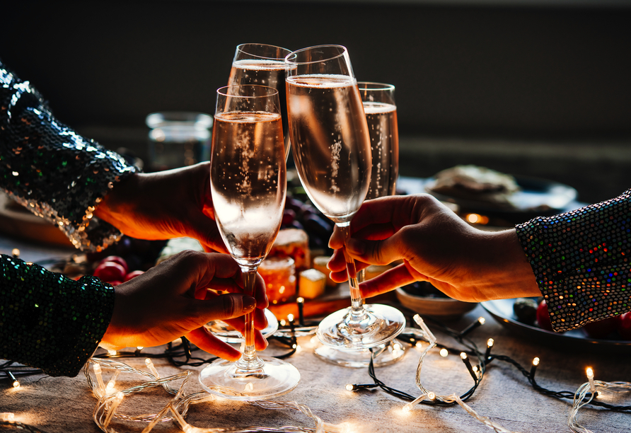 Stoßen Sie um Mitternacht traditionell mit einem Glas Sekt an!