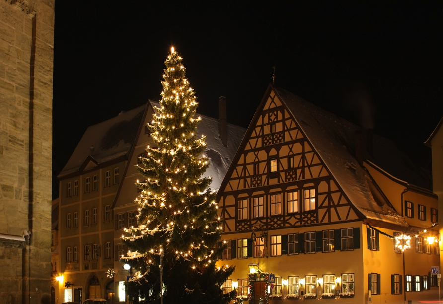 Die Altstadt von Dinkelsbühl stimmungsvoll beleuchtet erleben Sie so nur in der Winterzeit.