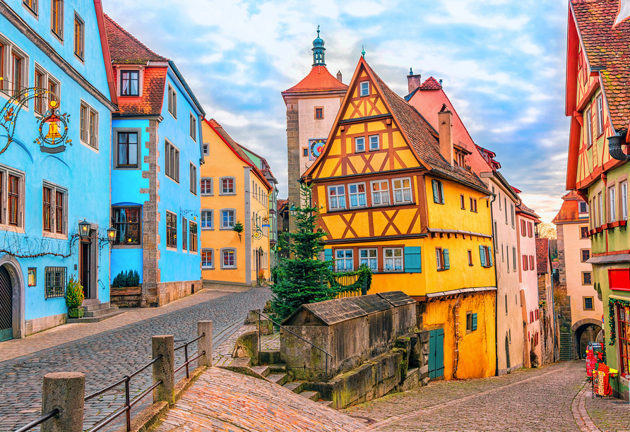 Wir empfehlen Ihnen einen Besuch nach Rothenburg ob der Tauber, wo das Mittelalter lebendig wird.
