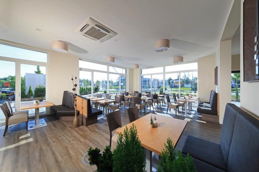 Im lichtdurchfluteten Restaurant werden Ihnen leckere Speisen und erfrischende Getränke serviert.
