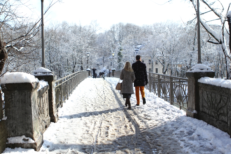 Spazieren Sie gemütlich durch die winterlichen Straßen von München.