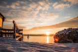 Die Sonne taucht den Ammersee im Winter in ein goldenes Licht – genießen Sie den Moment.