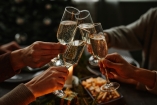 Läuten Sie mit einem Glas Sekt fröhlich das neue Jahr ein.