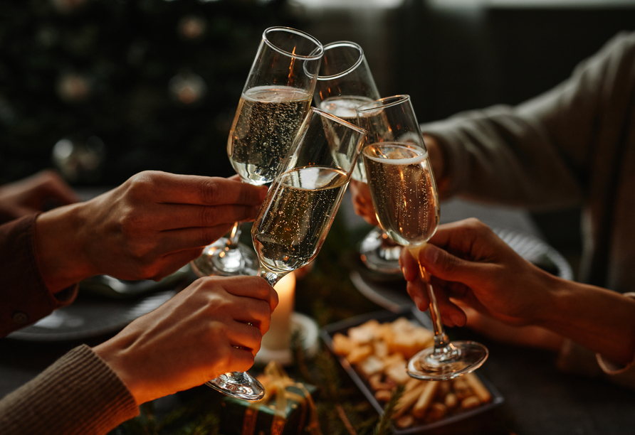 Läuten Sie mit einem Glas Sekt fröhlich das neue Jahr ein.