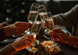 Läuten Sie mit einem Glas Sekt fröhlich das neue Jahr ein.