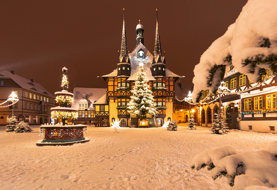 Der historische Marktplatz mit dem Rathaus von Wernigerode ist ein beliebtes Ausflugsziel. 