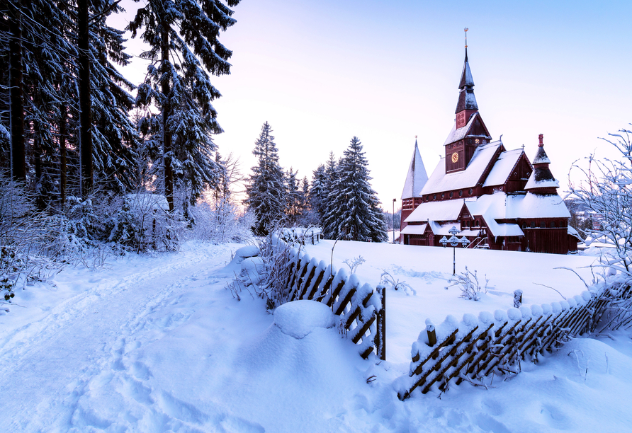 Die Stabkirche Hahnenklee in Goslar ist auch im Winter ein schönes Fotomotiv.