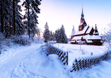 Die Stabkirche Hahnenklee in Goslar ist auch im Winter ein schönes Fotomotiv.