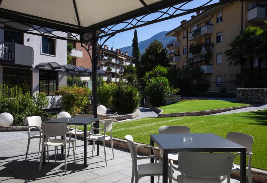 Lassen Sie sich von der Sonne verwöhnen und genießen Sie eine Auszeit auf der Terrasse.