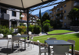 Lassen Sie sich von der Sonne verwöhnen und genießen Sie eine Auszeit auf der Terrasse.