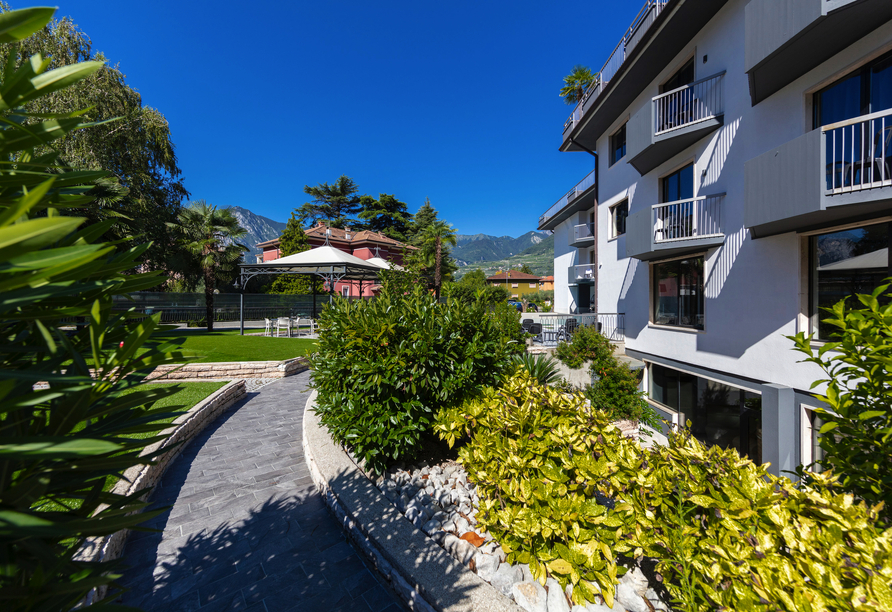 Auf der schönen Anlage des Arco Smart Hotels kommt sofort Urlaubsstimmung auf.