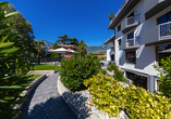 Auf der schönen Anlage des Arco Smart Hotels kommt sofort Urlaubsstimmung auf.