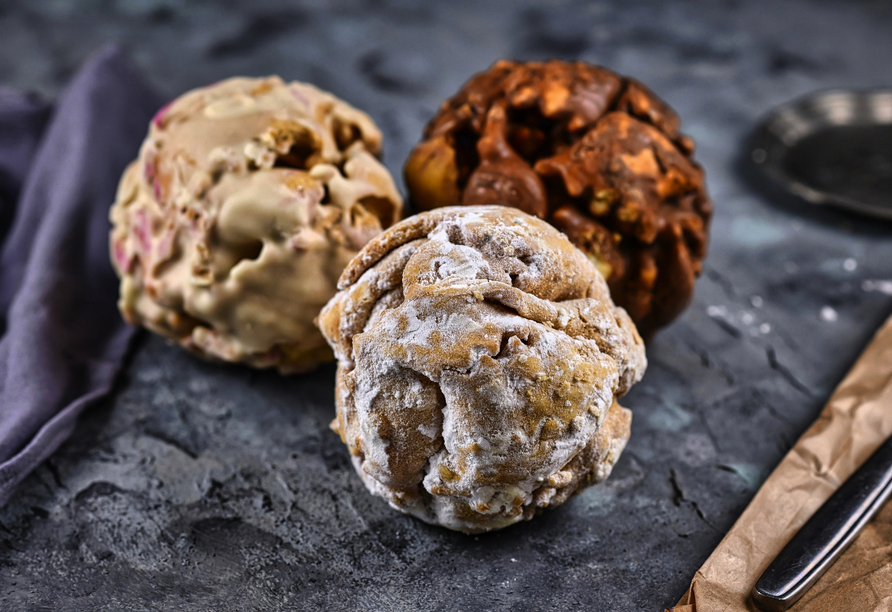 Probieren Sie unbedingt Original Rothenburger Schneeballen! Das süße Mürbegebäck ist jede Sünde wert.