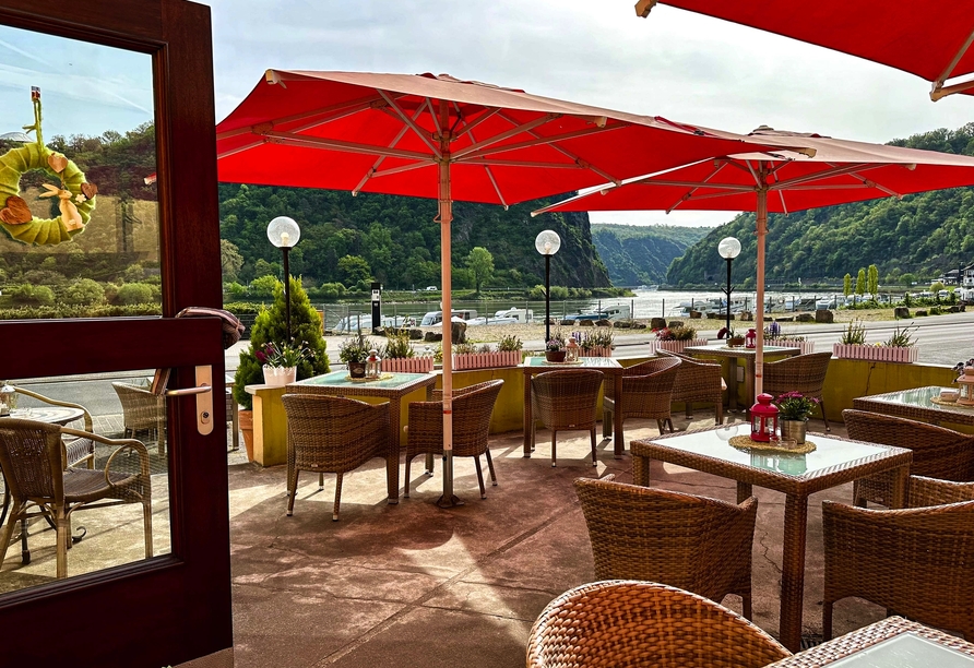 Genießen Sie auf der Terrasse den Panorama-Blick auf den Rhein.