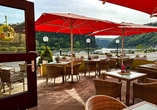 Genießen Sie auf der Terrasse den Panorama-Blick auf den Rhein.