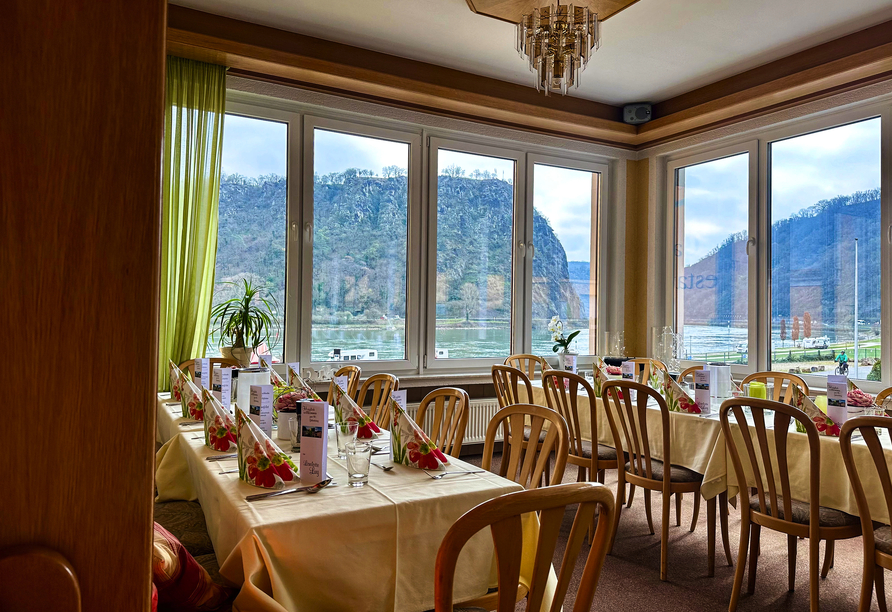Das Hotelrestaurant bietet einen herrlichen Blick auf den Rhein.