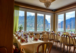 Das Hotelrestaurant bietet einen herrlichen Blick auf den Rhein.