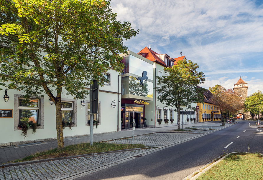 Sehenswürdigkeiten wie das Würzburger Tor befinden sich in Sichtweite und unmittelbarer Nähe Ihres Hotels.