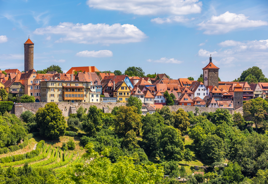 Rothenburg ob der Tauber ist von einer idyllischen Naturlandschaft umgeben.