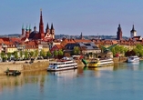 Würzburg wird Sie mit seiner Altstadt begeistern: Eine malerische Fußgängerzone, gemütliche Cafés und das Mainufer erwarten Sie.