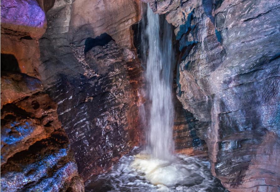 Wandern Sie zum Wasserfall von Varone, wenige Kilometer von Riva del Garda entfernt – ein Highlight für die ganze Familie.